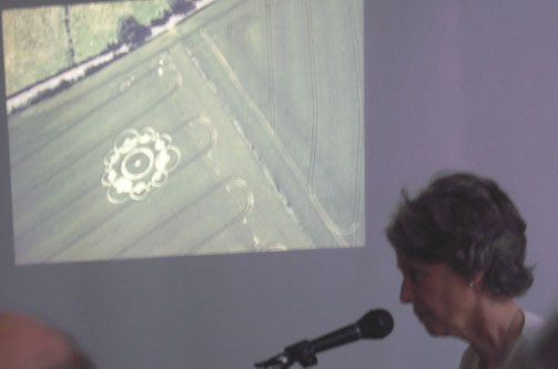 Lucy Pringle devant une très belle formation