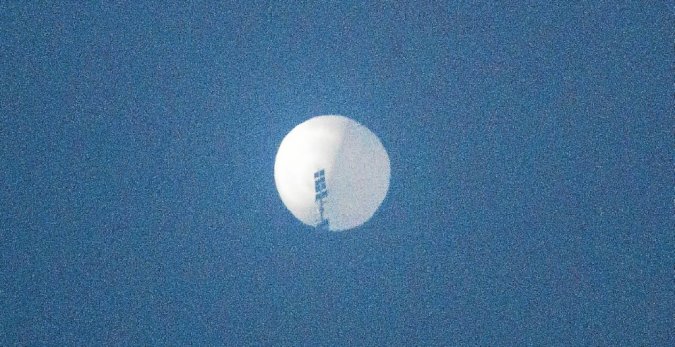 Ballon sphérique avec de gros panneaux solaires