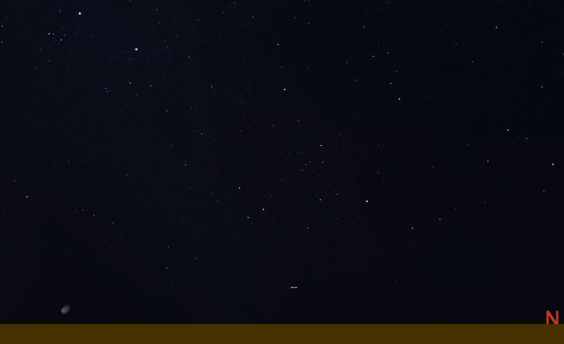 Le ciel étoilé, avec la comète tout près de l'horizon à gauche, et les cinq lumières un peu plus haut et 15° plus à droite