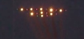 9 lumières orangées très lumineuses, autres beaucoup plus faibles