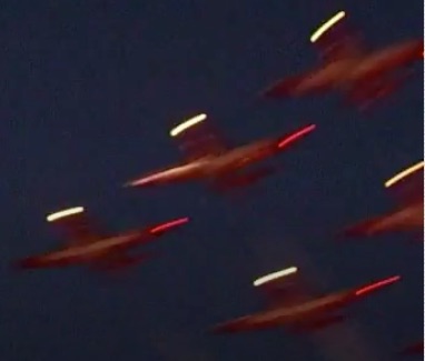 Les avions presque au-dessus avec la lumière de nez et la lumière rouge en bout d'aile d'intensité presque équivalente. Bougé important